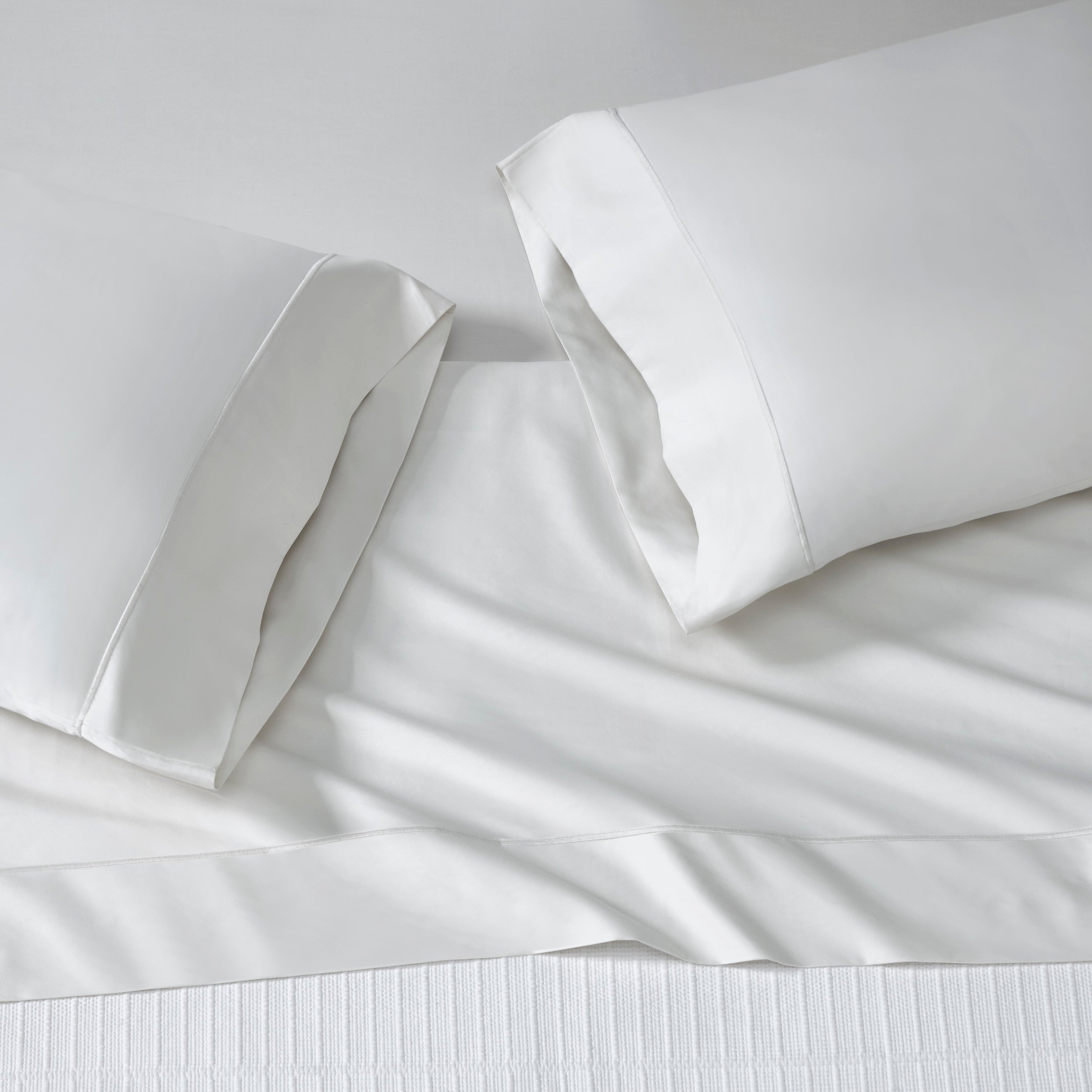 AKP-546-2040_2|Two standard white 100% cotton sateen weave pillowcases and a matching plain flat sheet set.