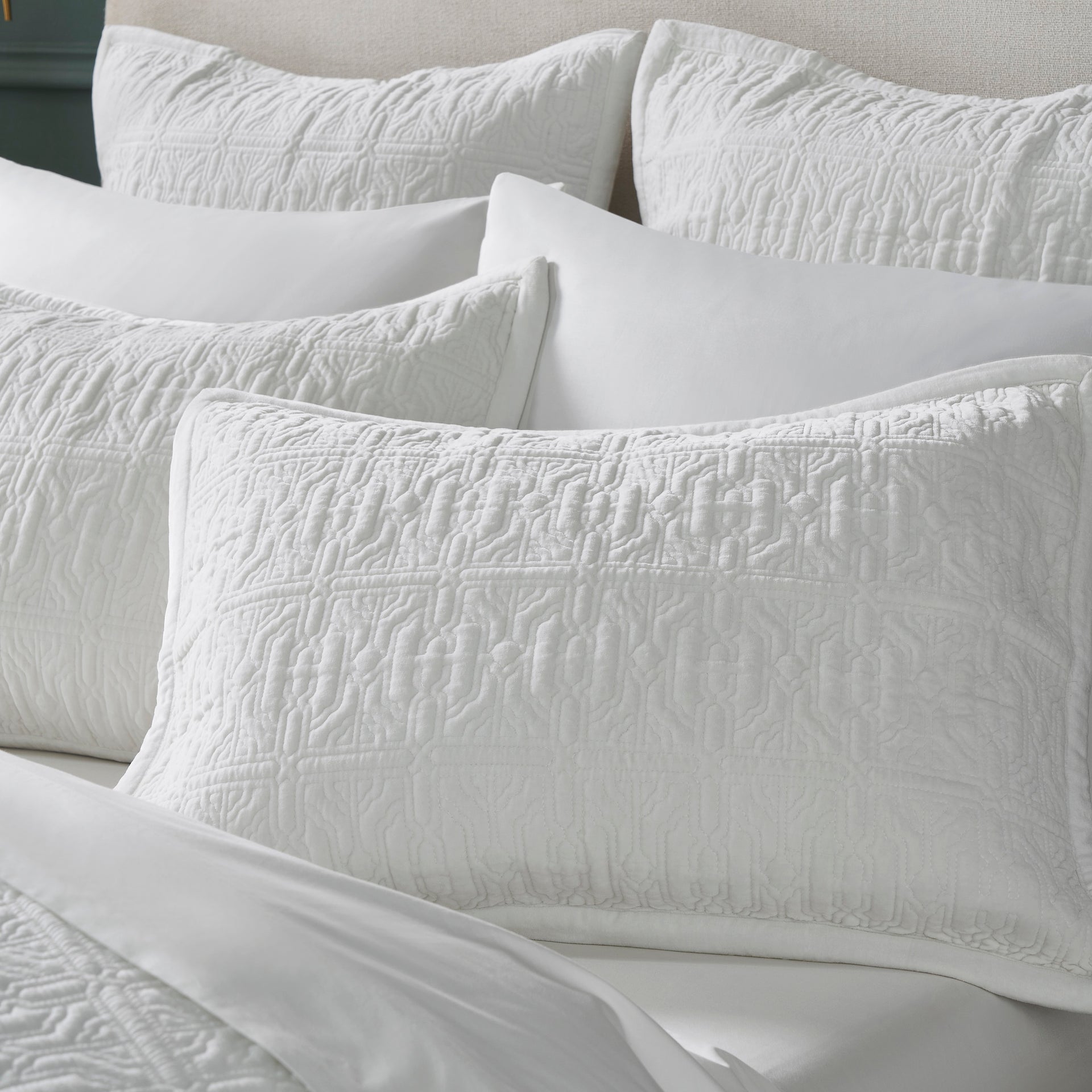 KS-331-X_1|Luxurious white quilted bedding, featuring intricate texture and lightweight warmth. Perfect for adding a cozy, elegant layer to any bedroom.