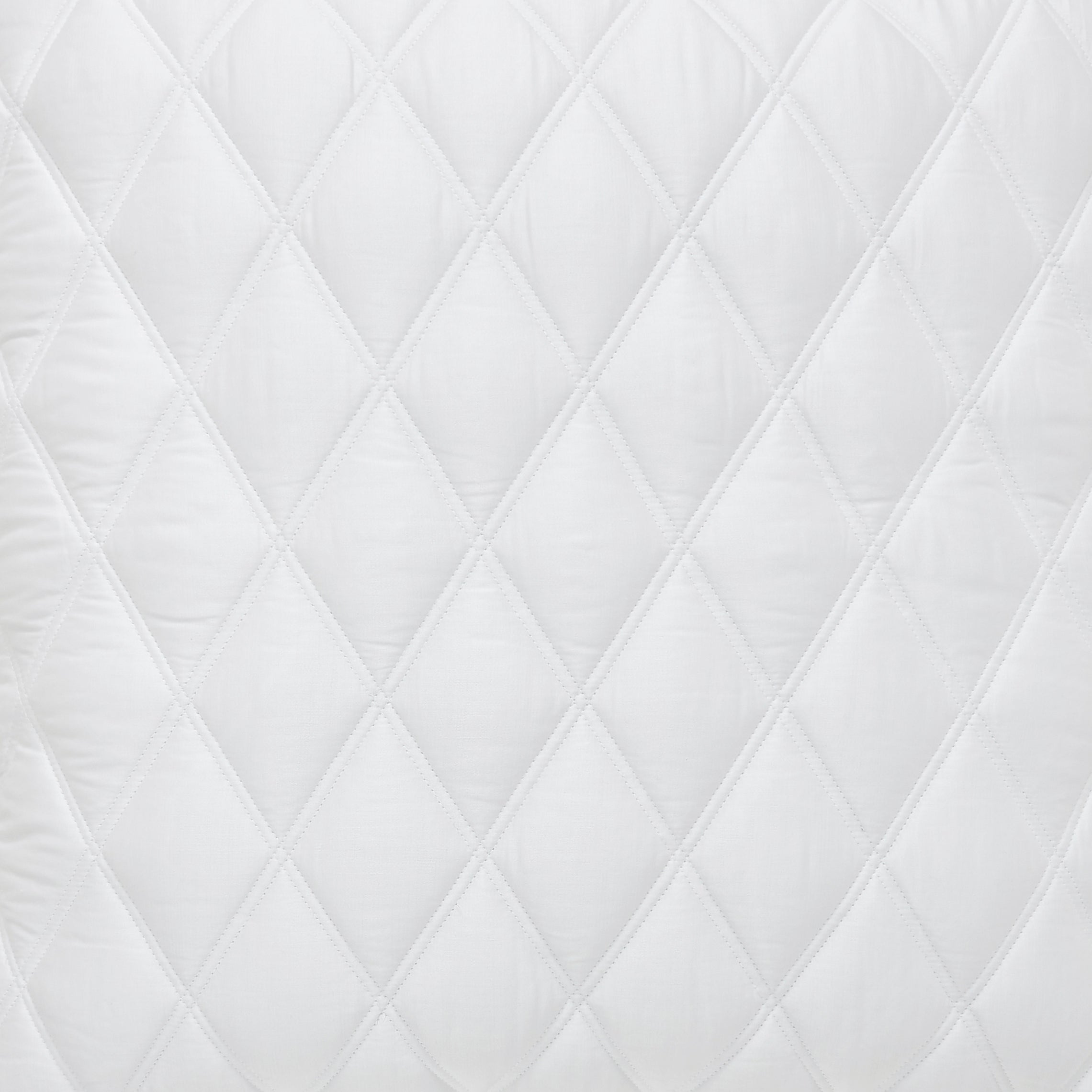 CL-179-9496_7|Detailed view of white diamond-quilted coverlet fabric, emphasizing texture and precise stitching. Soft and durable.