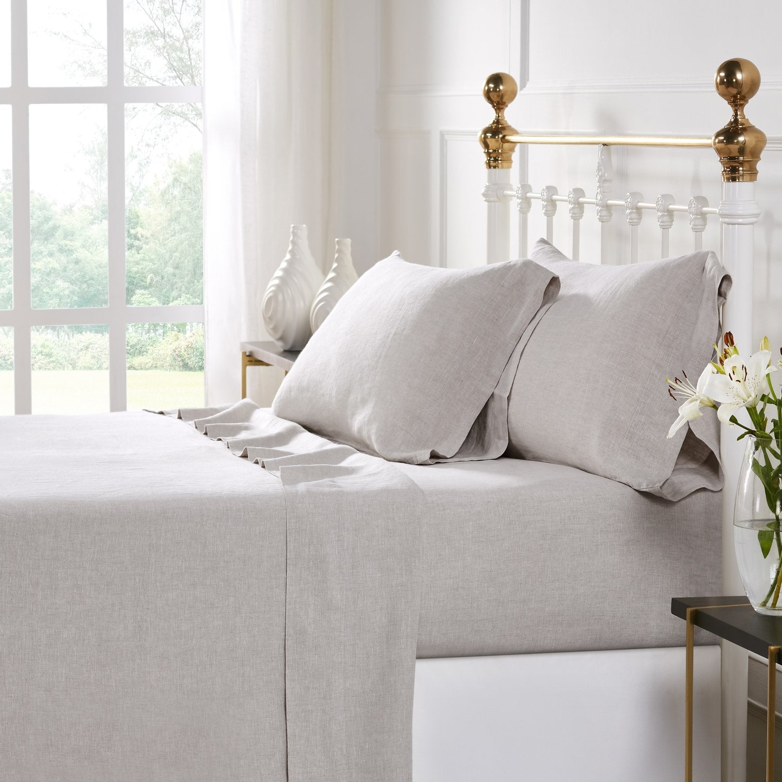 QSS-514-X_1|Natural linen sheet set on a white bed, complete with pillowcases and flat sheet. Airy and comfortable bedding.