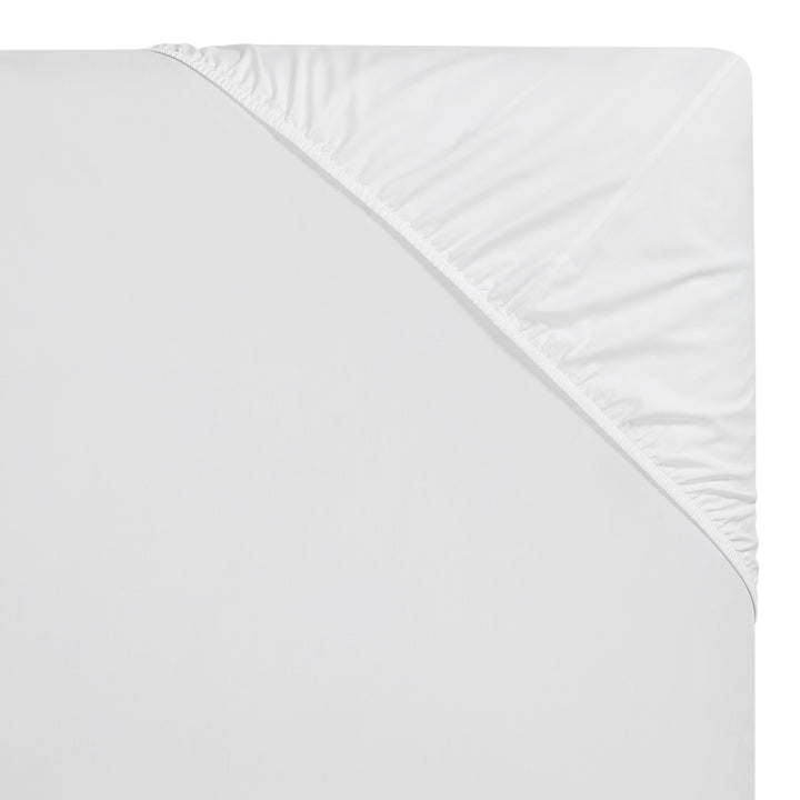 QFT-544-6080_1|White 100% cotton fitted sheet, featuring an elasticized corner for a secure fit on a mattress. Smooth sateen weave.