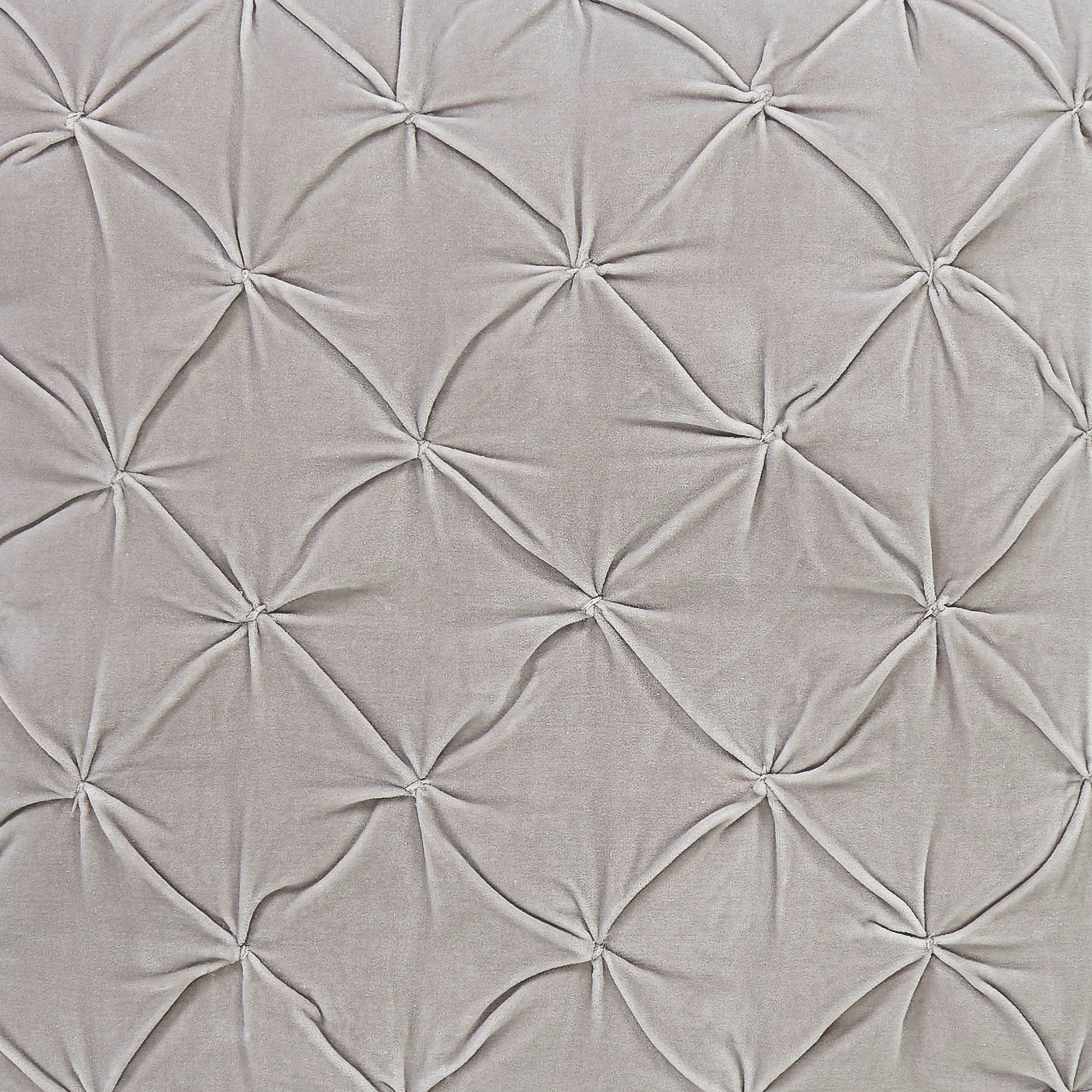 SS-327-2026_2|Close-up of light grey velvet diamond-tufted material. Elegant, luxurious, and soft quilt fabric detail for sophisticated decor.