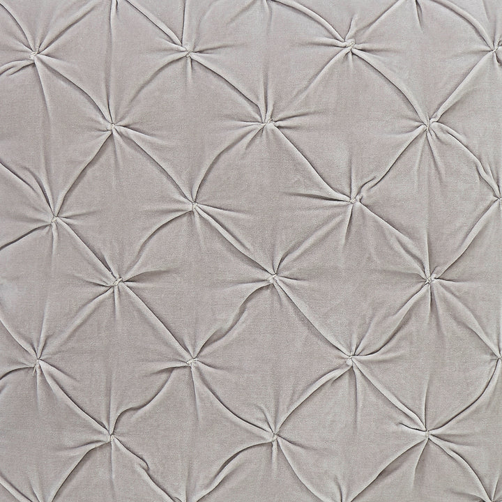 SS-327-2026_2|Close-up of light grey velvet diamond-tufted material. Elegant, luxurious, and soft quilt fabric detail for sophisticated decor.
