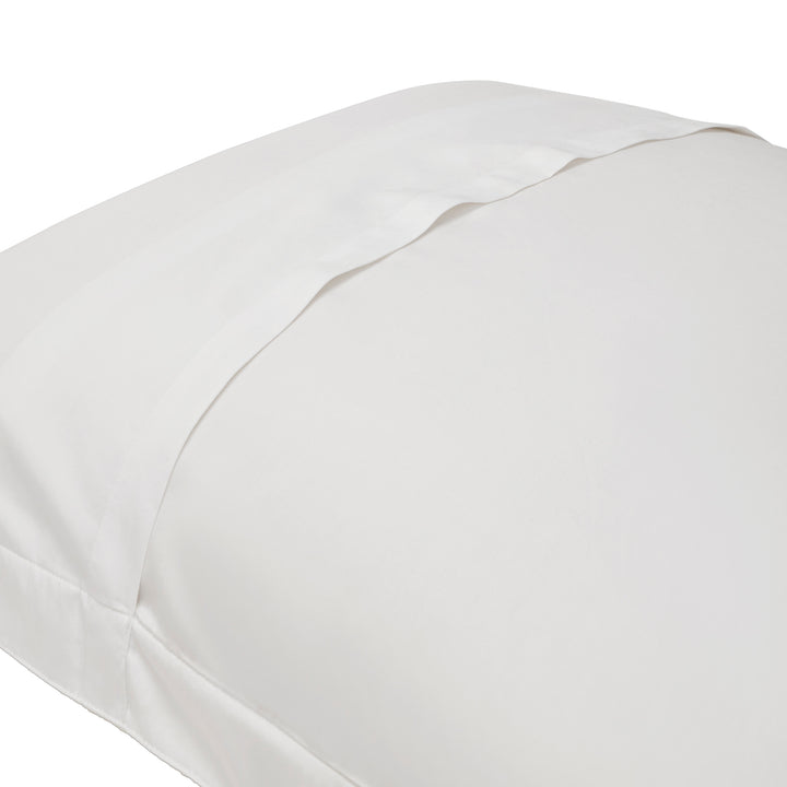 ES-052-2626_2|Smooth white plain duvet cover with a crisp, clean aesthetic. Minimalist design for serene and elegant bedroom decor.