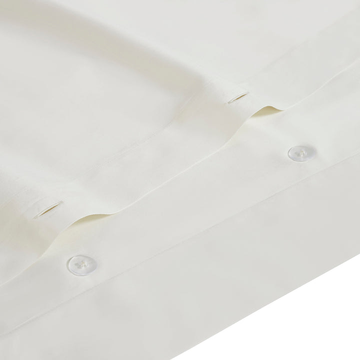 DT-064-10692_4|Crisp white duvet cover detail featuring hidden button closure. High-quality fabric for a neat, elegant finish.