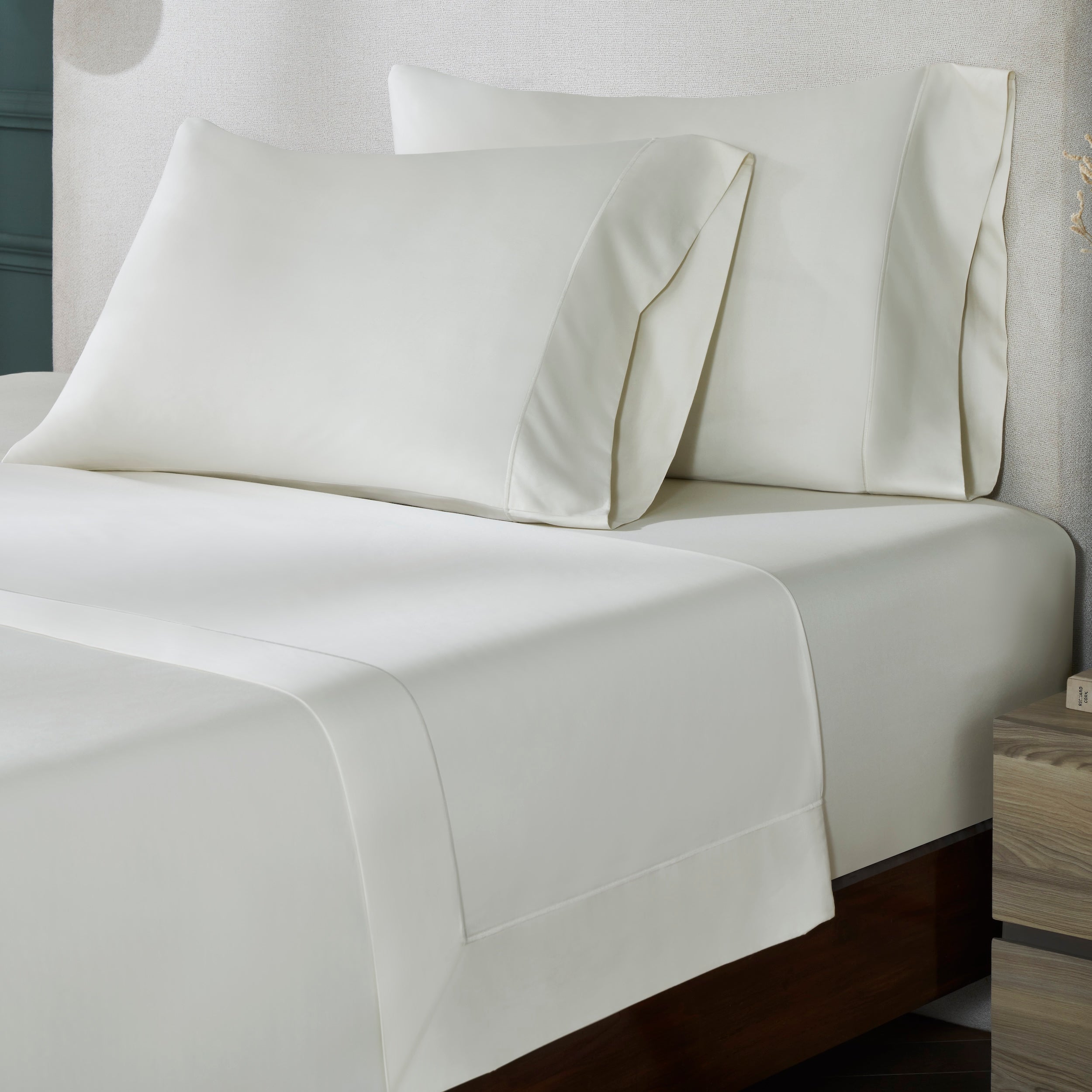 QFL-545-6080_2|Crisp white 100% cotton sheet set, offering exceptional softness and breathability. Includes fitted sheet, flat sheet, and pillowcases for ultimate comfort.