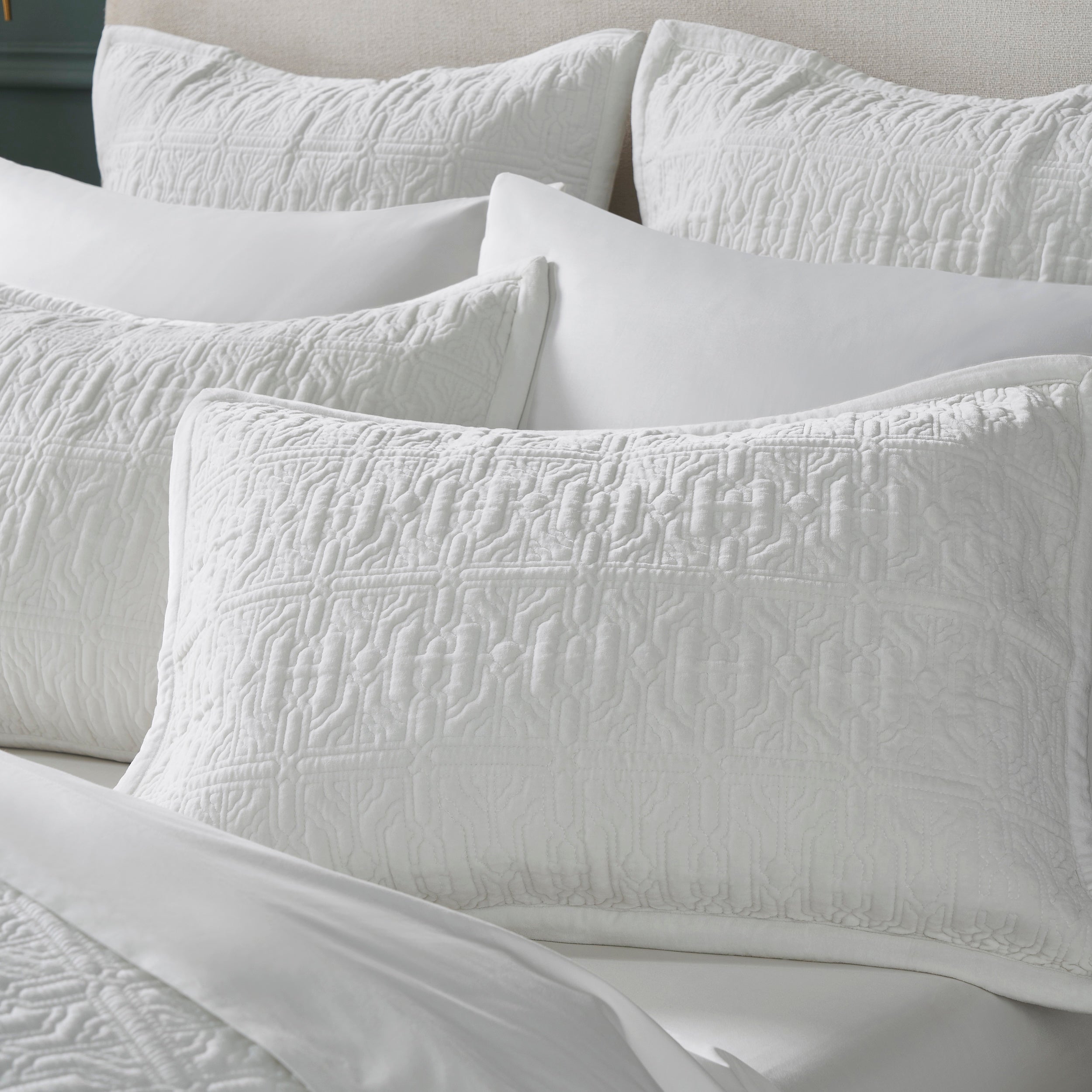 KS-331-X_1|Luxurious white quilted bedding, featuring intricate texture and lightweight warmth. Perfect for adding a cozy, elegant layer to any bedroom.