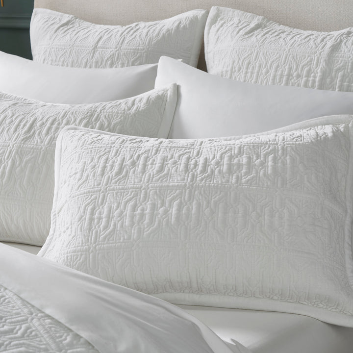 KS-331-X_1|Luxurious white quilted bedding, featuring intricate texture and lightweight warmth. Perfect for adding a cozy, elegant layer to any bedroom.