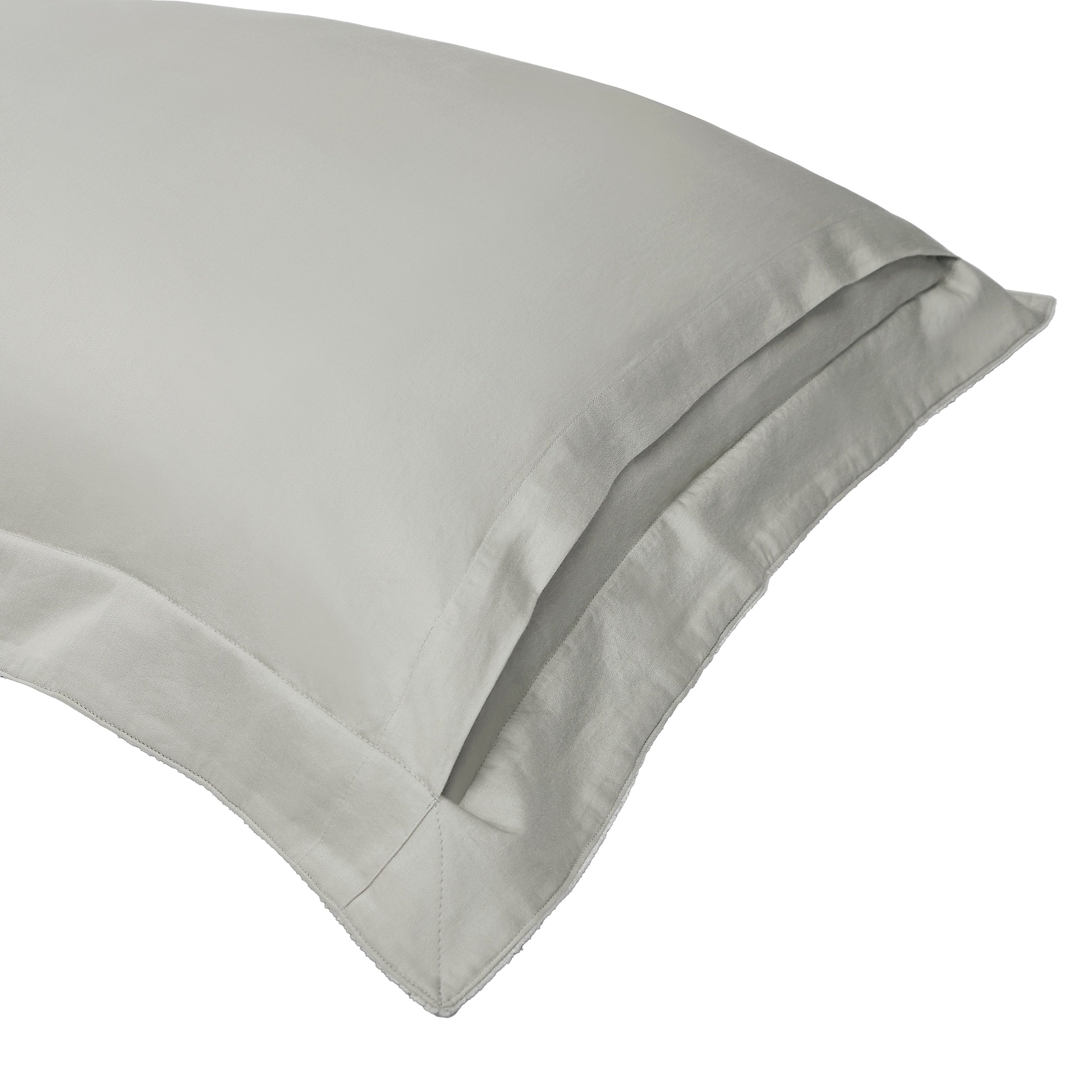 KS-054-2036_2|Light grey duvet cover, crisp and smooth texture for a minimalist modern bedroom. Elegant and comfortable bedding solution.