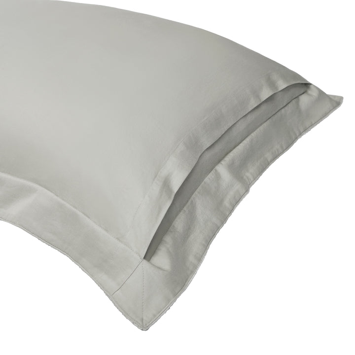 KS-054-2036_2|Light grey duvet cover, crisp and smooth texture for a minimalist modern bedroom. Elegant and comfortable bedding solution.