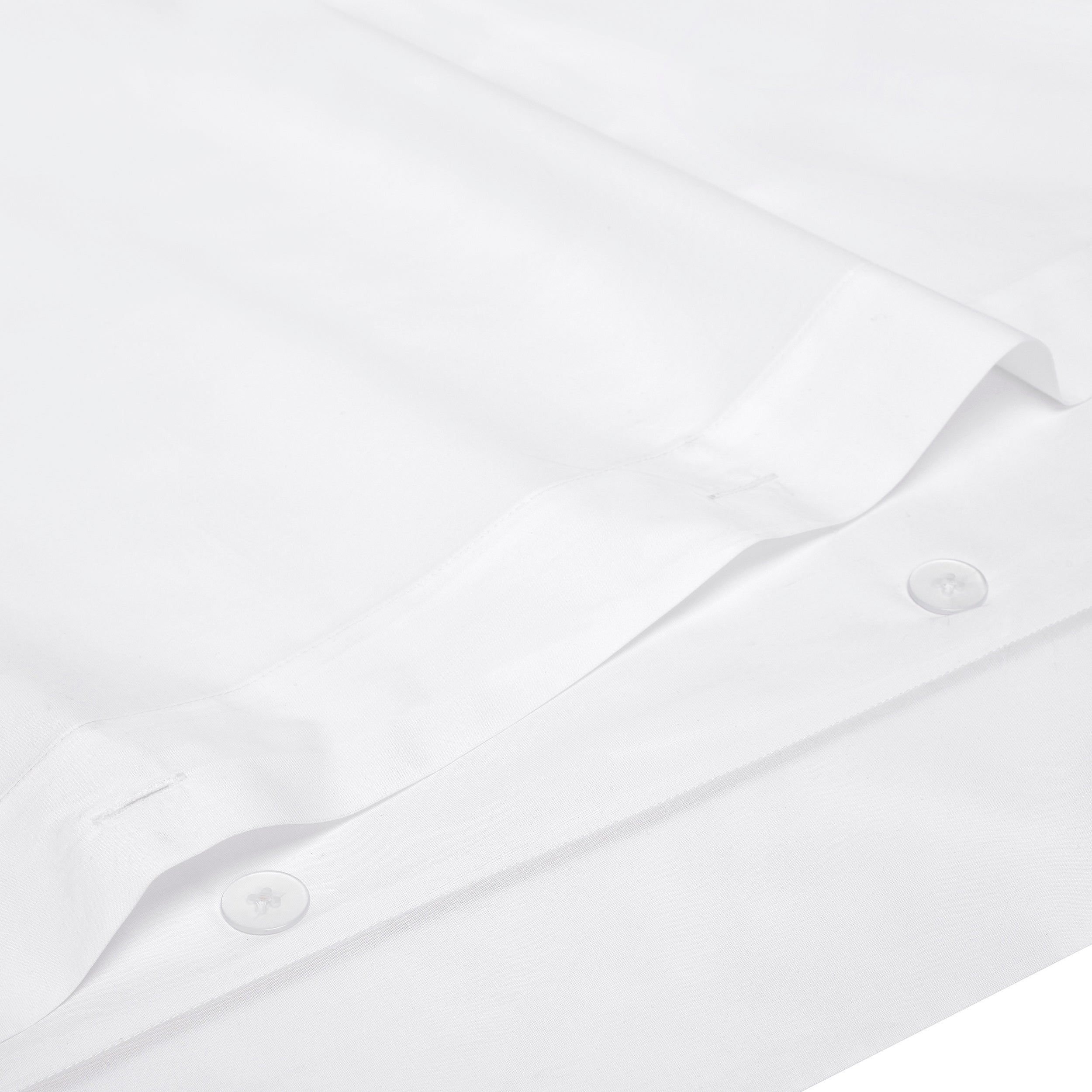 DT-056-6886_5|Close-up of a crisp white duvet cover showcasing a practical button closure and refined stitching detail. High-quality fabric.