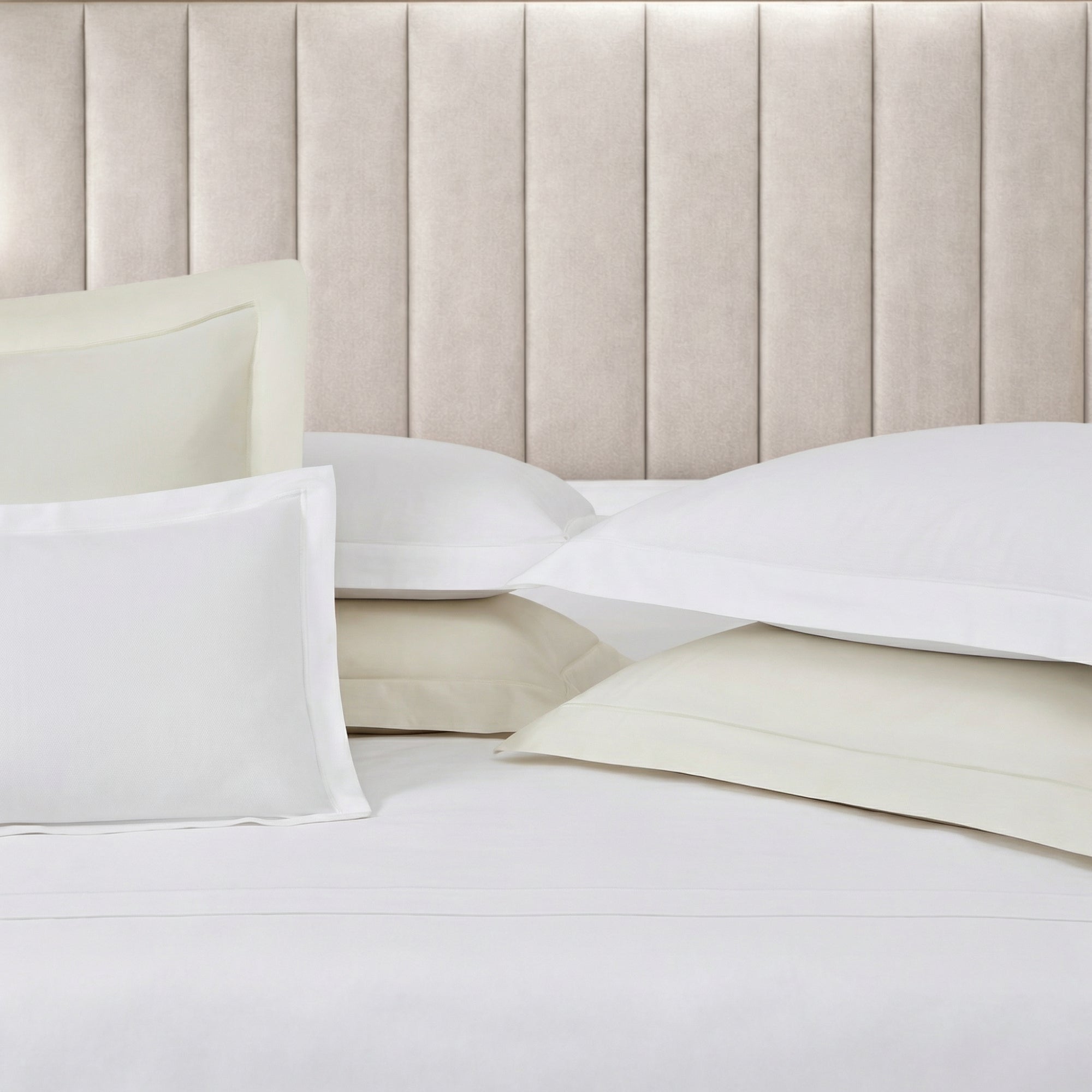 KS-065-2036_3|Luxurious white & cream sateen duvet cover set for ultimate bedroom comfort. Premium hotel quality cotton bedding.