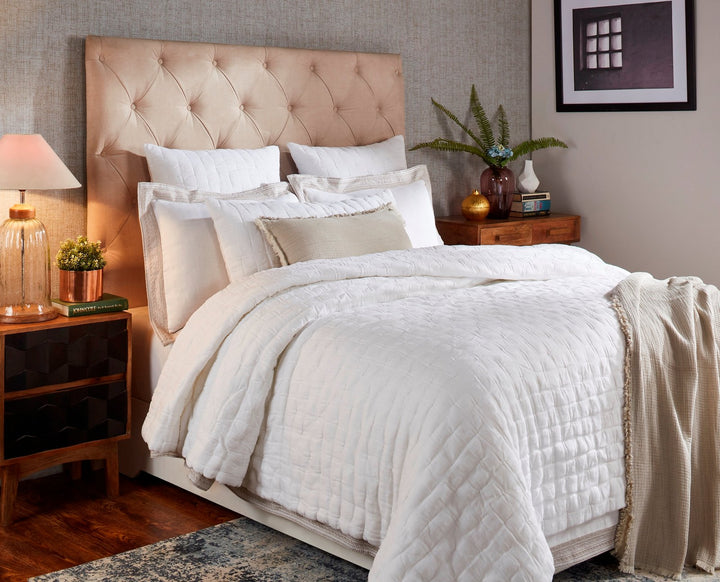 QT-319-9496_3|Elegant white square-quilted quilt set offering timeless sophistication and supreme comfort for a luxurious and inviting bedroom retreat.
