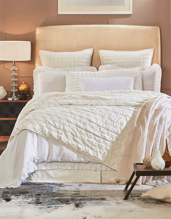 QT-311-11898_2|Pristine cream quilt, featuring a beautifully textured crumpled pattern, brings cozy elegance and depth to the bed.