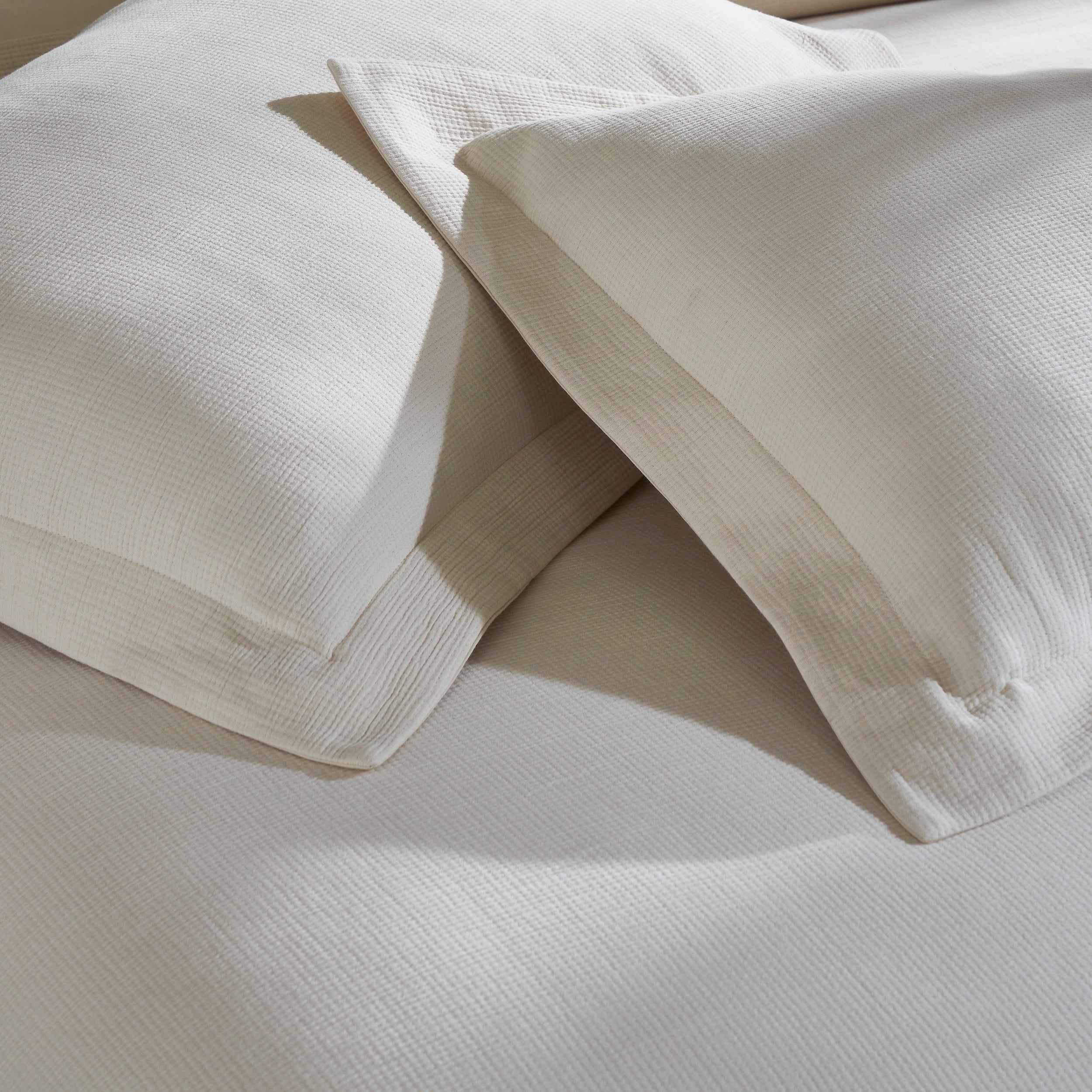 DT-068-10692_6|Soft white waffle weave duvet cover and matching pillow shams, perfect for cozy bedroom luxury bedding. Elegant textured design.