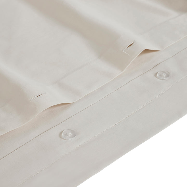 DT-068-9092_10|Detailed close-up of a light beige duvet cover with elegant button closures, highlighting quality fabric for serene bedroom comfort.