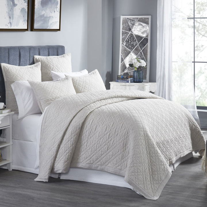 CL-254-11096_2|Elegant off-white quilted coverlet, soft cotton bedding featuring a stylish diamond stitch pattern, perfect for chic bedroom decor.