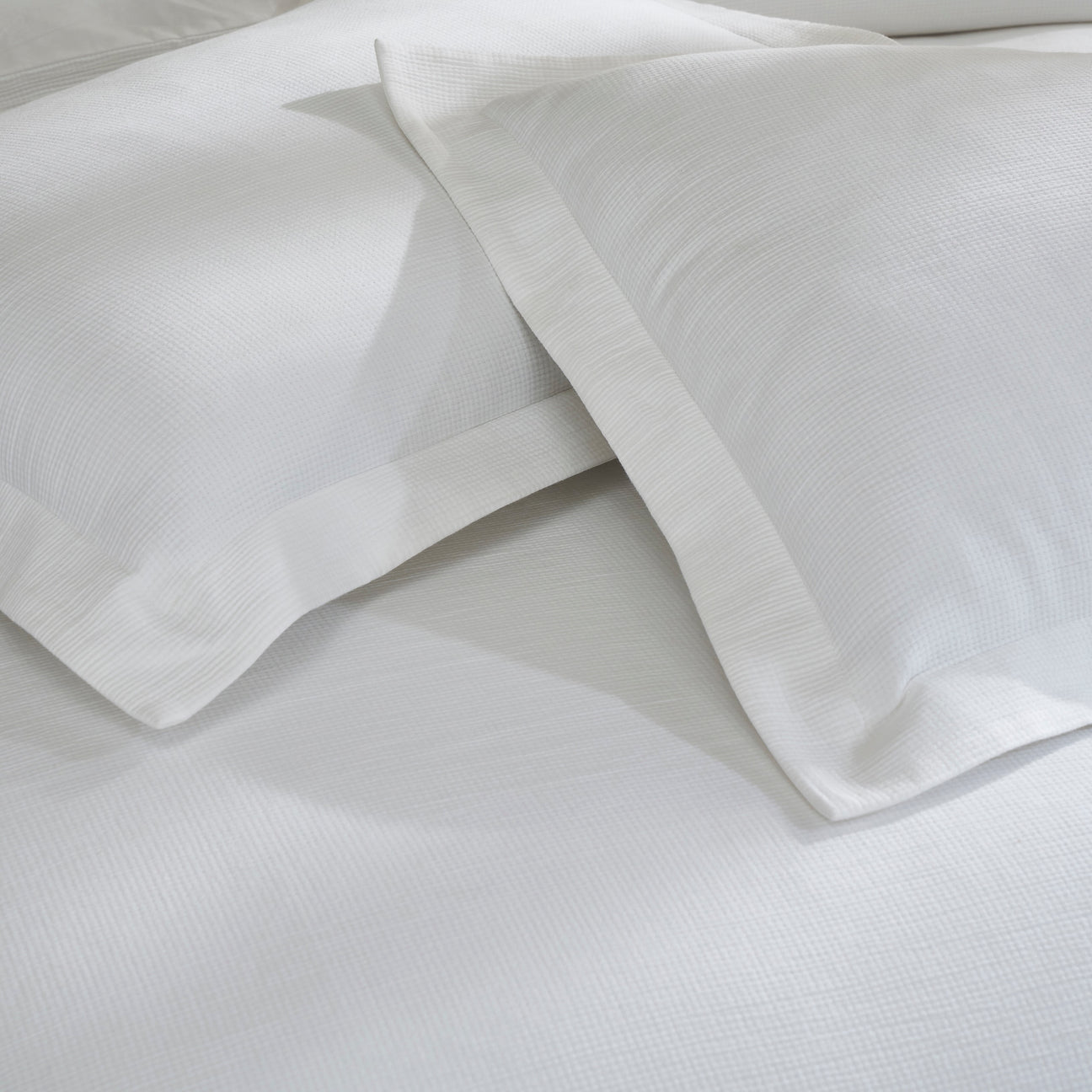 SS-067-X_1|Elegant white textured duvet cover, premium waffle weave cotton bedding, enhancing comfort and modern bedroom decor.