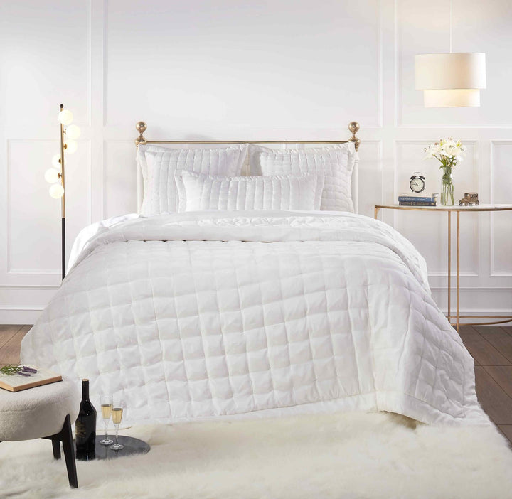 QT-332-9496_1|White diamond-quilted bed quilt provides classic elegance and comfort to any bedroom, enhancing sophisticated decor.