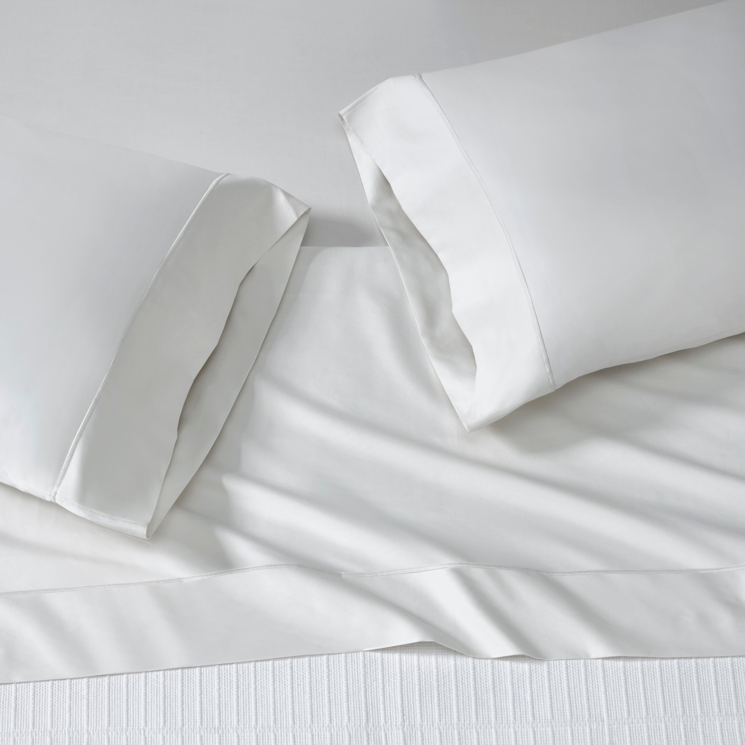 KFL-546-7880_4|Crisp white 100% cotton sheet set, offering exceptional softness and breathability. Includes fitted sheet, flat sheet, and pillowcases for ultimate comfort.