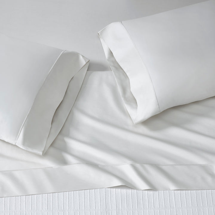 KFL-546-7880_4|Crisp white 100% cotton sheet set, offering exceptional softness and breathability. Includes fitted sheet, flat sheet, and pillowcases for ultimate comfort.