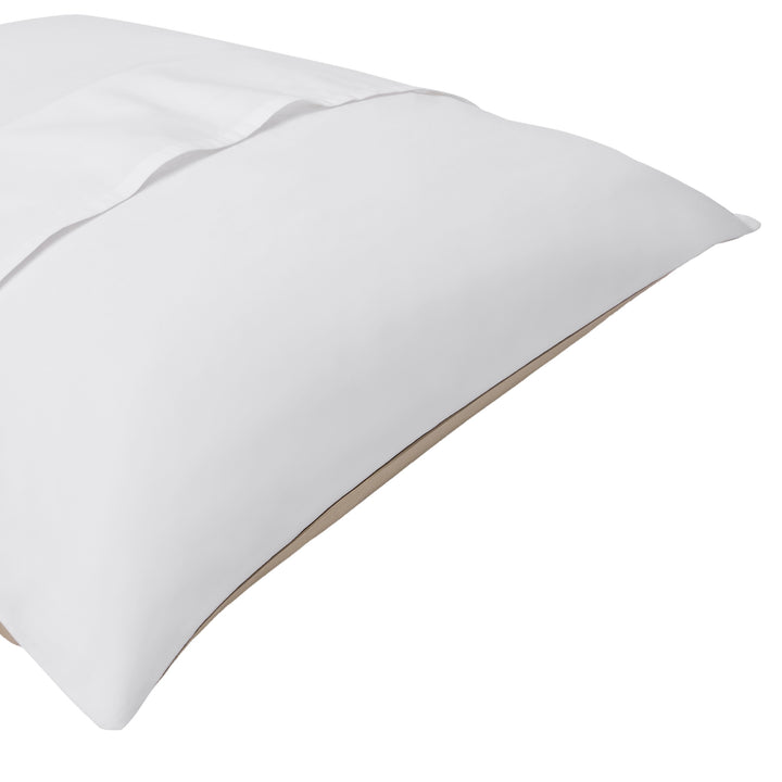 BS-061-1216_2|Premium white duvet cover with a warm beige reverse side, crafted from soft, breathable cotton for ultimate sleep comfort.