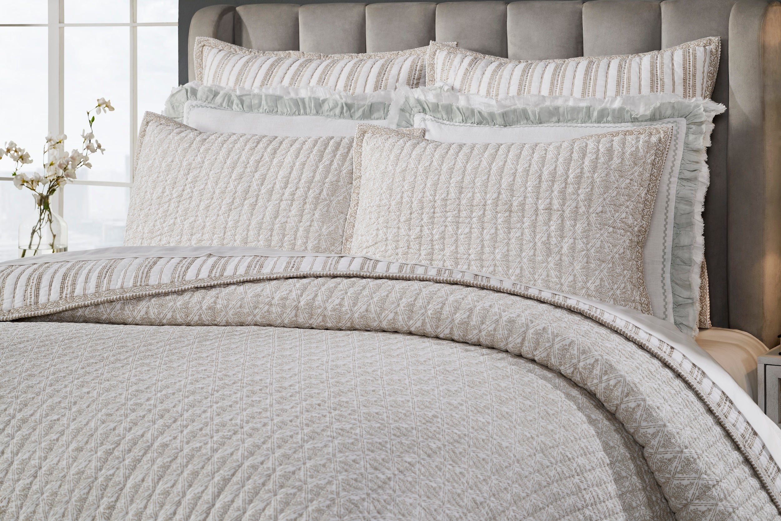 QT-348-11096_3|Elegant beige quilted bedspread with delicate diamond pattern, soft and cozy, perfect for a modern bedroom. Stylish bedding set.