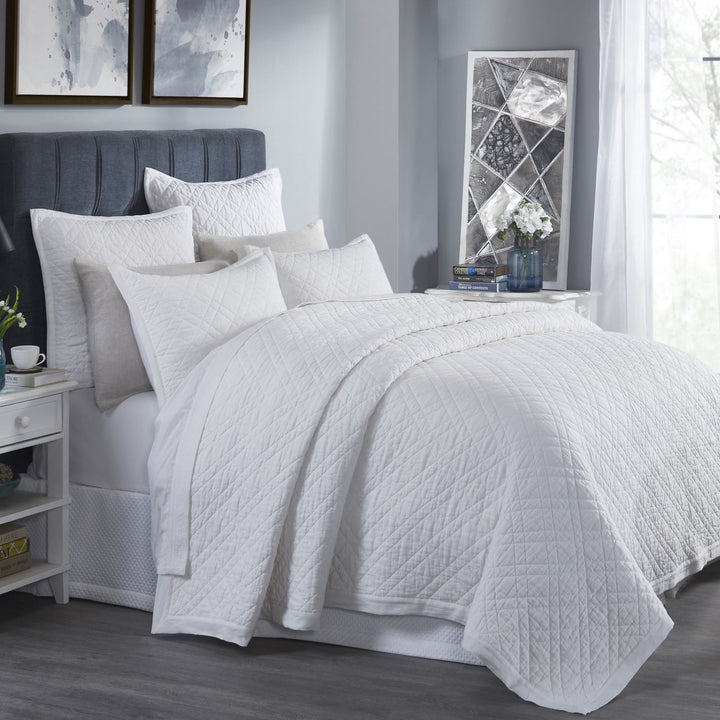 CL-253-9496_2|Luxurious white quilted coverlet, soft cotton bedding with an elegant diamond stitch pattern, perfect for cozy and stylish bedroom decor.