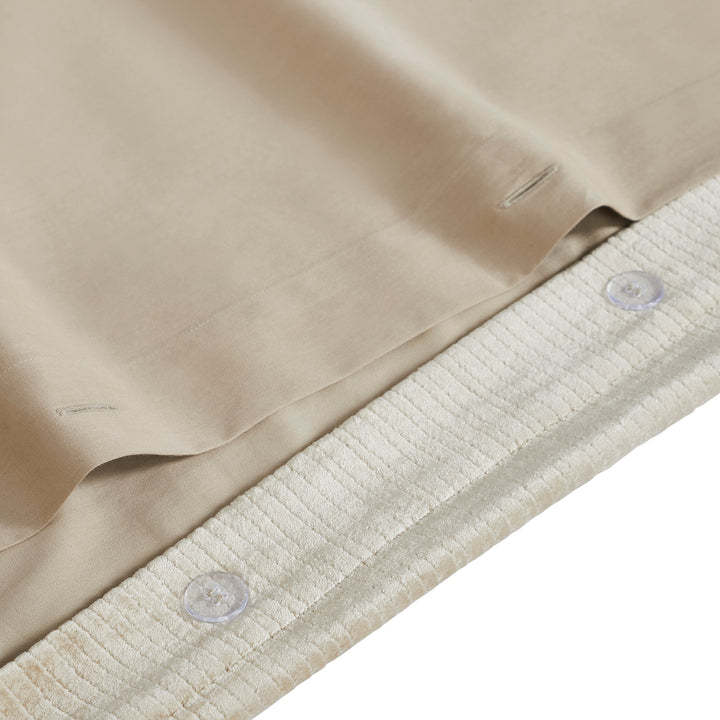 DT-053-9092_8|Close-up of luxurious beige velvet textured duvet cover with clear buttons, showcasing soft fabric detail and stitching.