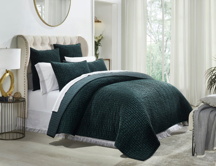 QT-363-11096_1|Rich forest green quilted bed set, featuring a cozy textured quilt, creating a serene and luxurious atmosphere in the bedroom.