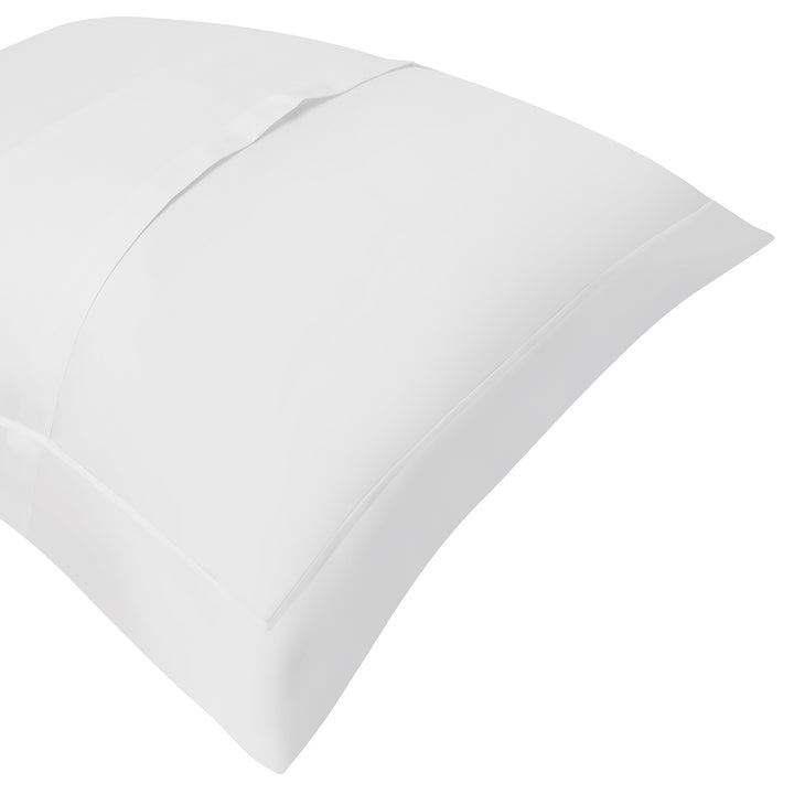 KS-065-2036_2|Elegant white duvet cover with subtle flange border. High-quality, smooth cotton fabric ensures a luxurious feel.