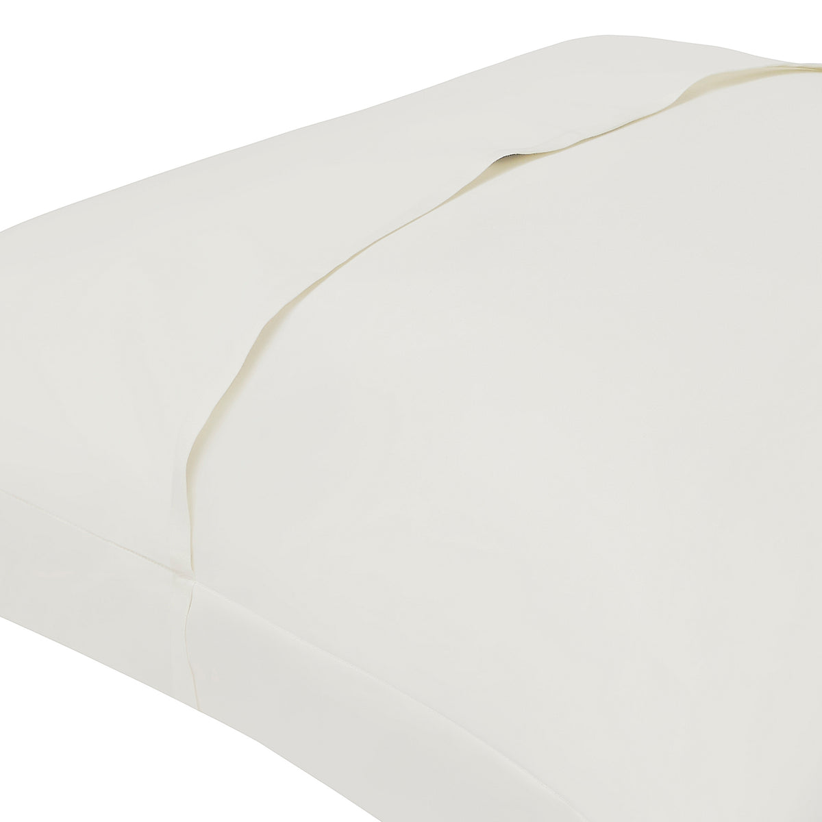 ES-064-2626_2|Crisp white solid cotton duvet cover, featuring a clean, smooth texture and a neatly folded opening for insertion.