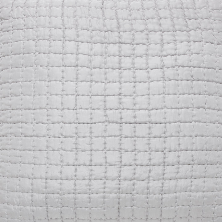 SS-177-2026-LOT1_2|Close-up of crisp white quilted coverlet fabric, highlighting its bold, uniform large square grid stitching.