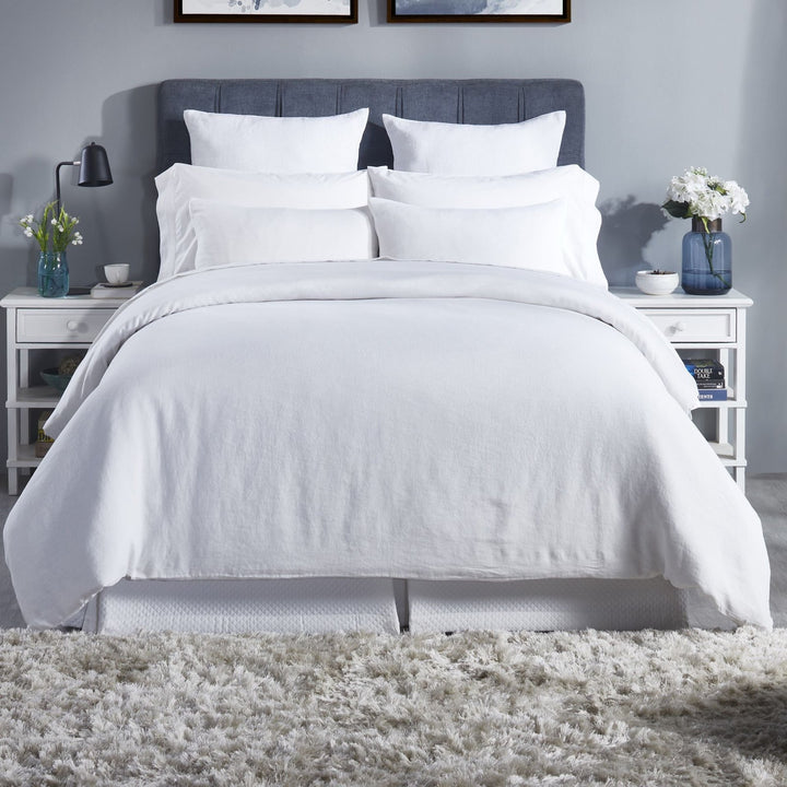 DT-037-X_1|Clean and contemporary bedroom featuring a crisp white duvet cover set, providing a fresh and inviting sleep space.