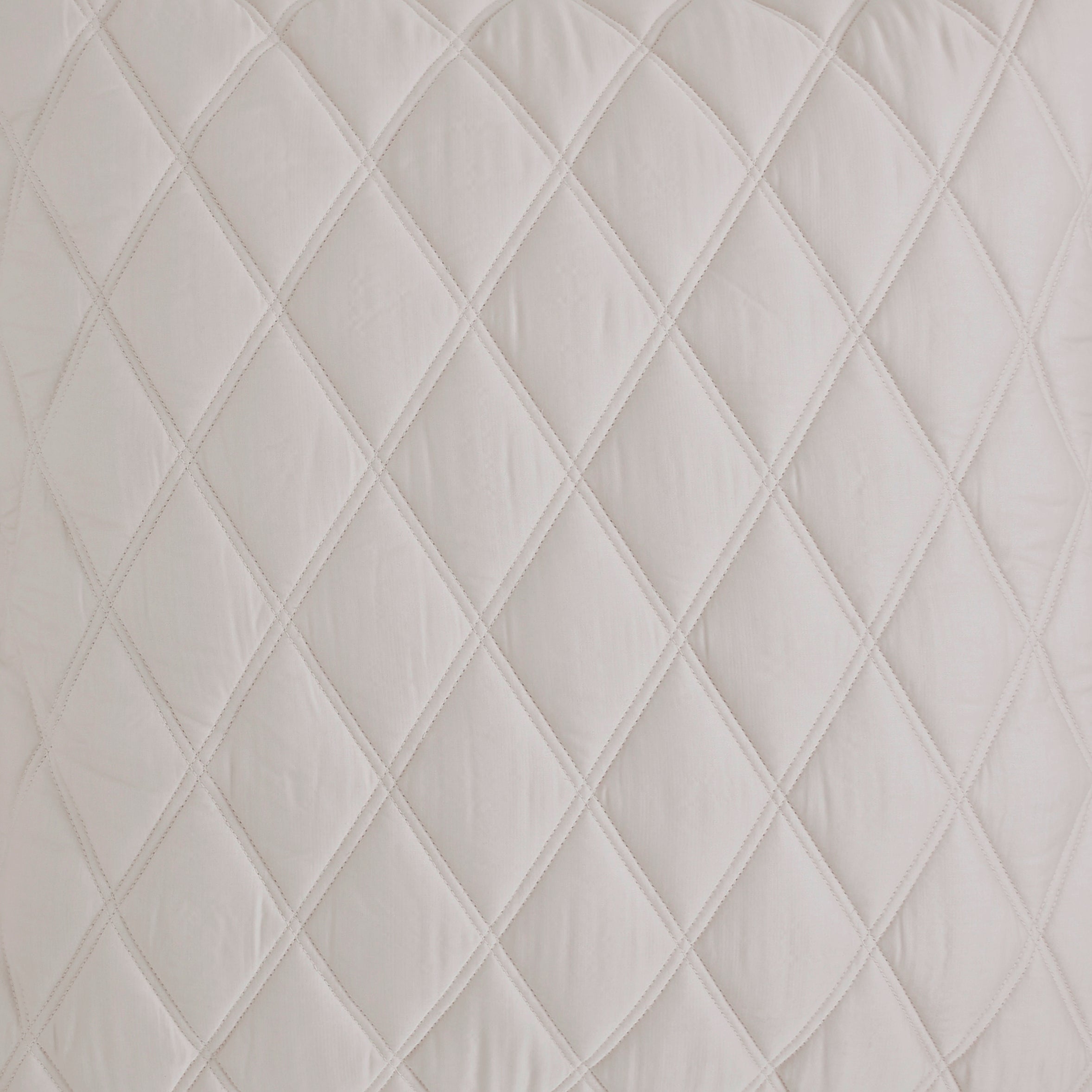 KS-180-2036_2|White quilted diamond pattern coverlet texture, soft and luxurious bedding for modern bedrooms. Elegant and comfortable.