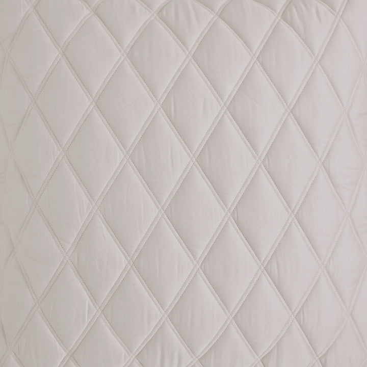 KS-180-2036_2|White quilted diamond pattern coverlet texture, soft and luxurious bedding for modern bedrooms. Elegant and comfortable.