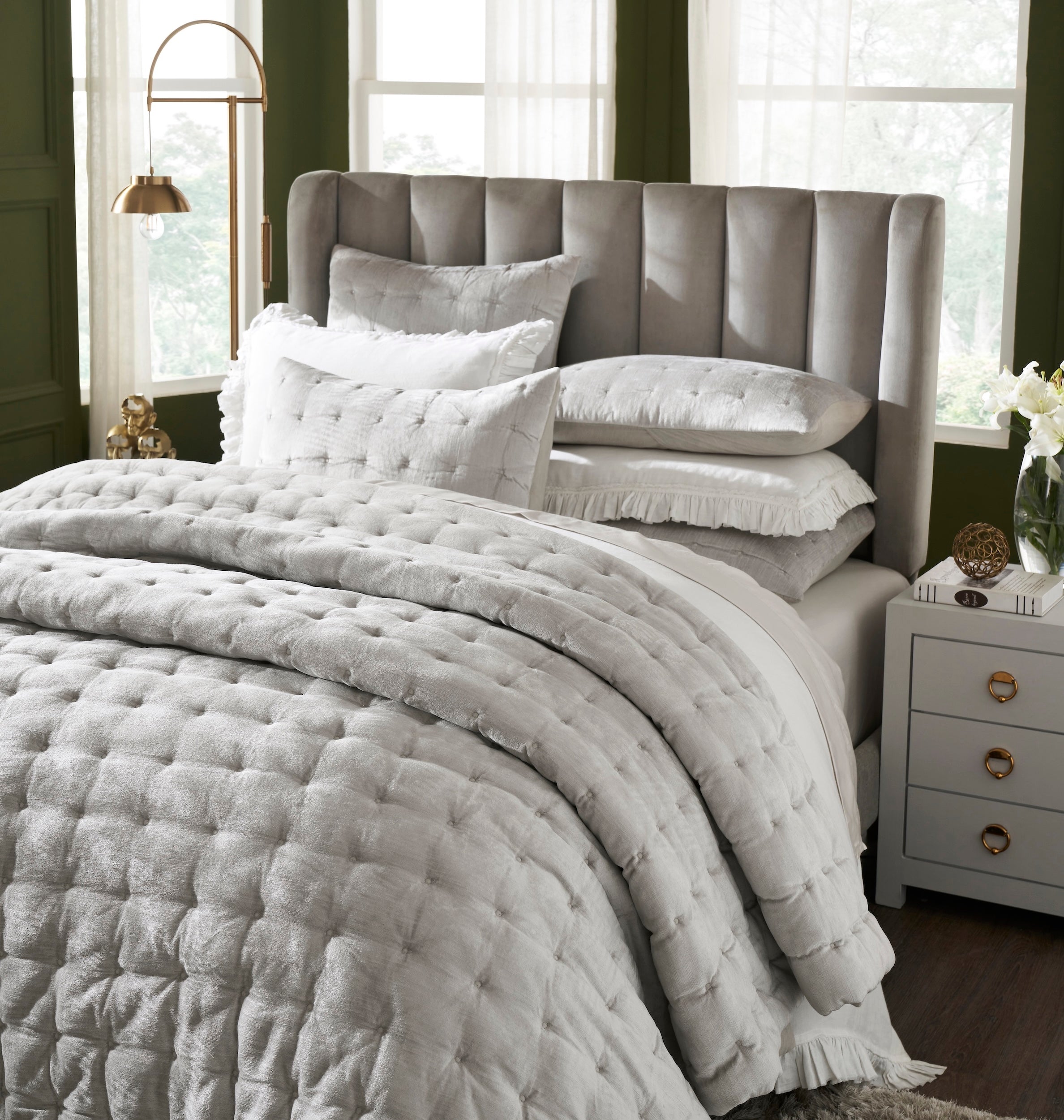QT-306-11096_3|Luxurious light grey textured quilt with square tufting, perfect for modern bedroom decor. Soft, inviting bedding for a cozy space.