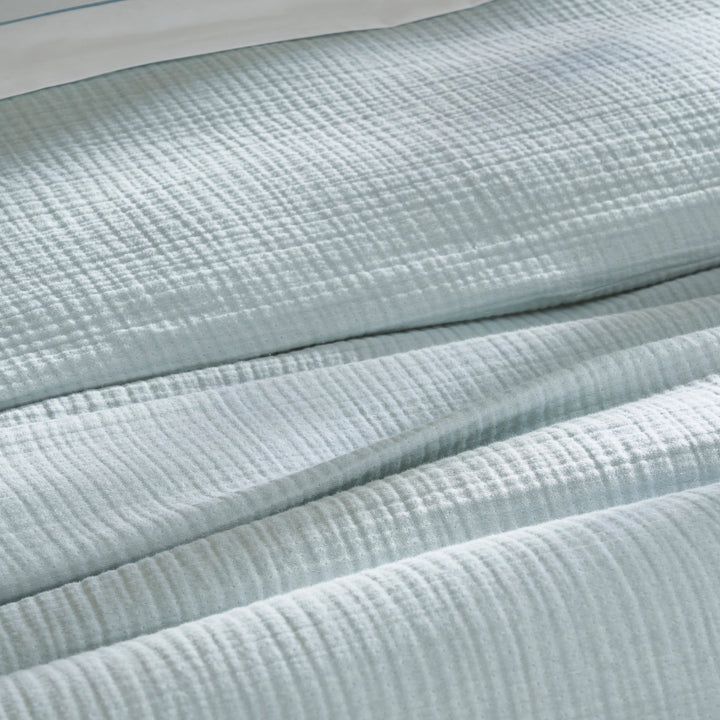 DT-050-9092_7|Detailed texture of a light blue duvet cover, showcasing its soft, crinkled fabric for a luxurious and comfortable sleep.