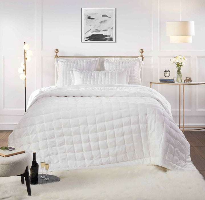 QT-332-11096_5|White diamond-quilted bed quilt provides classic elegance and comfort to any bedroom, enhancing sophisticated decor.