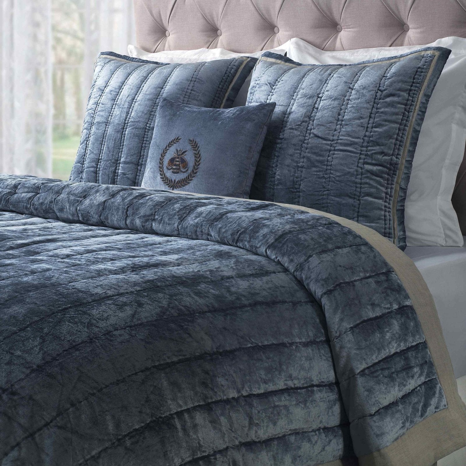 ES-308-X_1|Opulent dark blue velvet quilted bedding set. Features coordinating velvet pillows and a cozy duvet for luxurious bedroom decor.