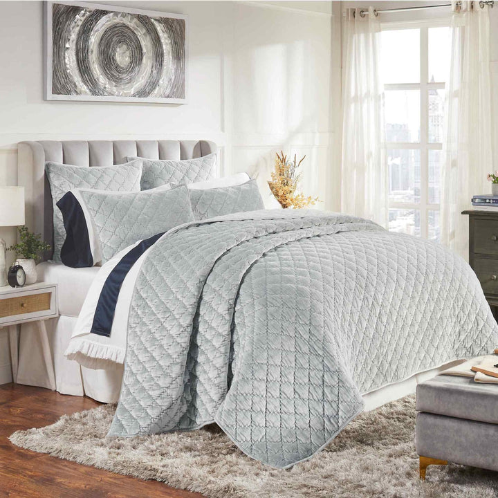 QT-356-11096_2|Soft velvet quilt in a tranquil light blue-grey, featuring elegant diamond quilting. Perfect for luxurious bedroom comfort.
