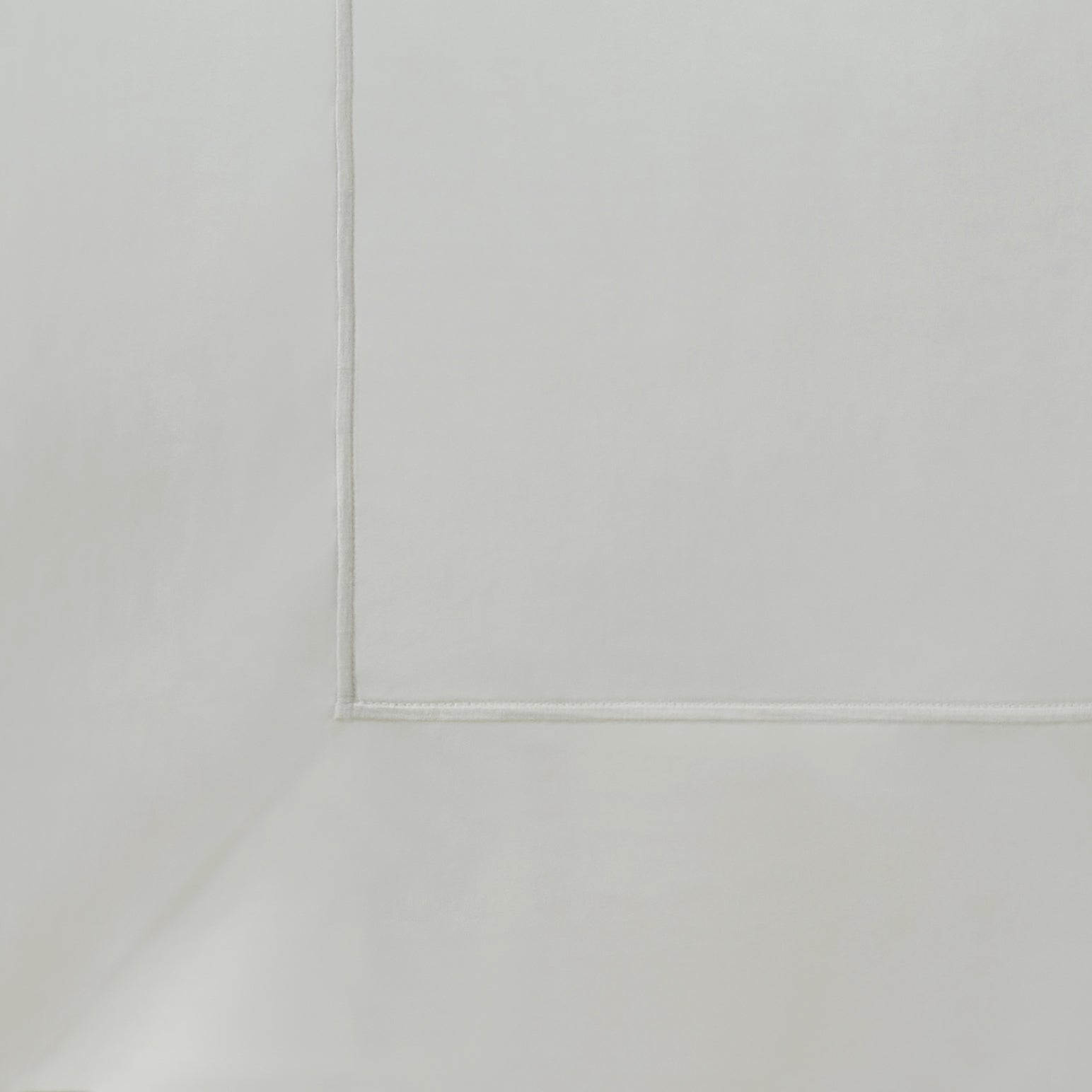 DT-064-9092_6|Elegant white duvet cover showcasing meticulous border stitching. Luxurious fabric detail for a pristine linen aesthetic.