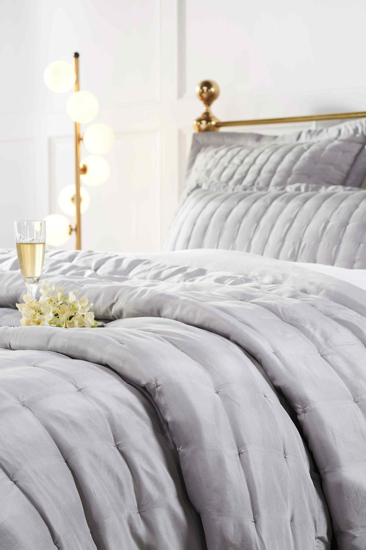 QT-333-11096_3|Close-up of luxurious grey quilted quilt, unique square puff pattern, soft texture for ultimate bedroom comfort.