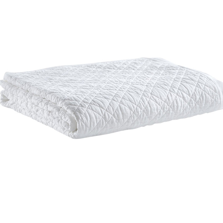 CL-253-11096_6|Luxurious white quilted coverlet, soft cotton bedding with an elegant diamond stitch pattern, perfect for cozy and stylish bedroom decor.