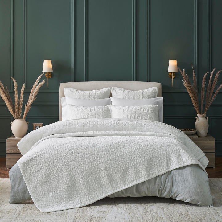 QT-331-X_1|Luxurious white quilted bedding, featuring intricate texture and lightweight warmth. Perfect for adding a cozy, elegant layer to any bedroom.