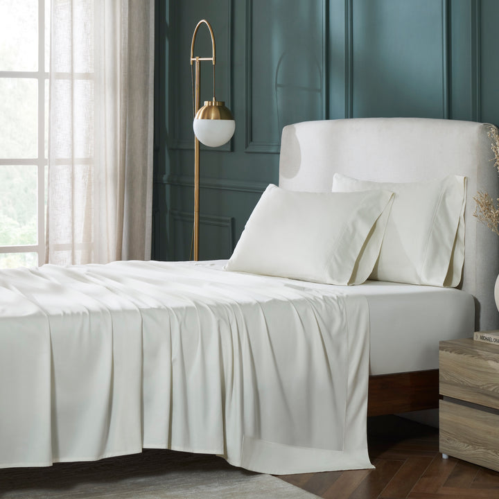 XFT-545-3980_2|Solid off-white 100% cotton sheets set, plain weave, with a double-stitched hem border on flat sheet and pillowcases.