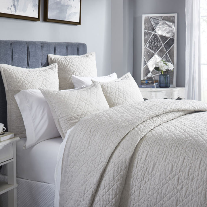 CL-254-11096_3|Elegant off-white quilted coverlet, soft cotton bedding featuring a stylish diamond stitch pattern, perfect for chic bedroom decor.