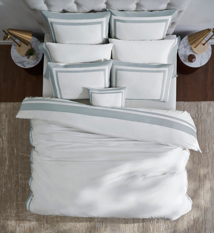 DT-063-10692_3|Luxurious white duvet cover with elegant light blue stripes. Modern cotton sateen bedding set, perfect for stylish bedrooms.