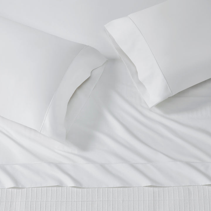 AKP-533-2040_4|Crisp white 100% cotton sheets and soft pillowcases, luxurious bedding for a comfortable night's sleep, pure and fresh.