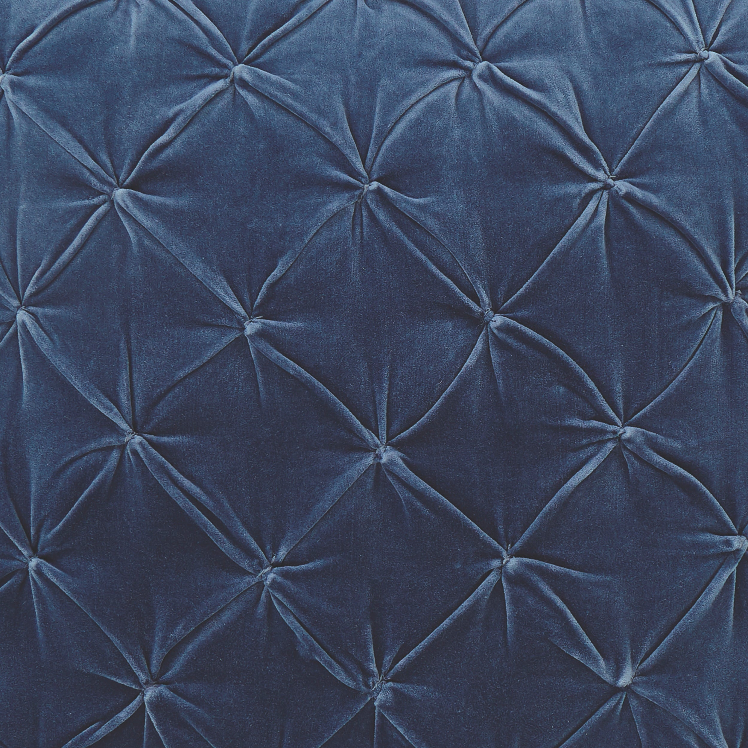KS-326-2036_2|Opulent deep navy blue velvet quilt, elegant diamond tufting, plush texture, sophisticated and luxurious bed cover.